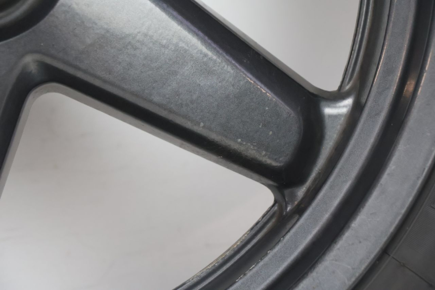 photo de LLANTA DELANTERA Y NEUMÁTICO YAMAHA X-MAX XMAX 125 (2010 - 2013) - Estado de la superficie y material