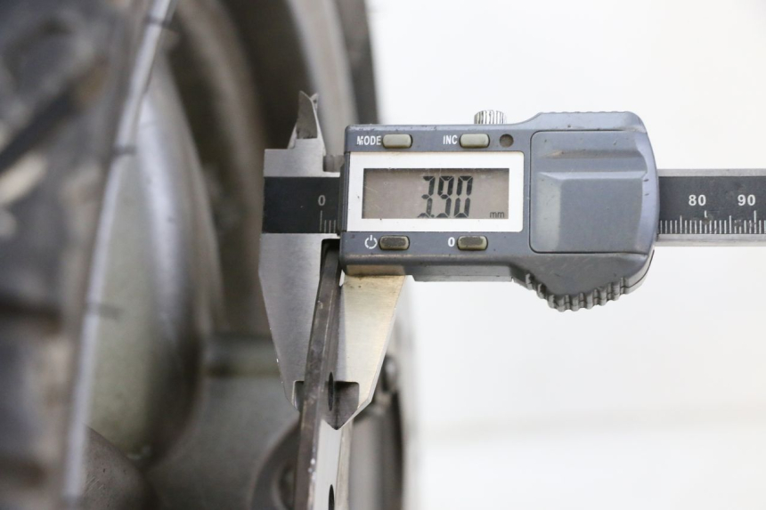 photo de LLANTA DELANTERA Y NEUMÁTICO PIAGGIO X9 EVOLUTION 125 (2003 - 2007) - Primer plano técnico