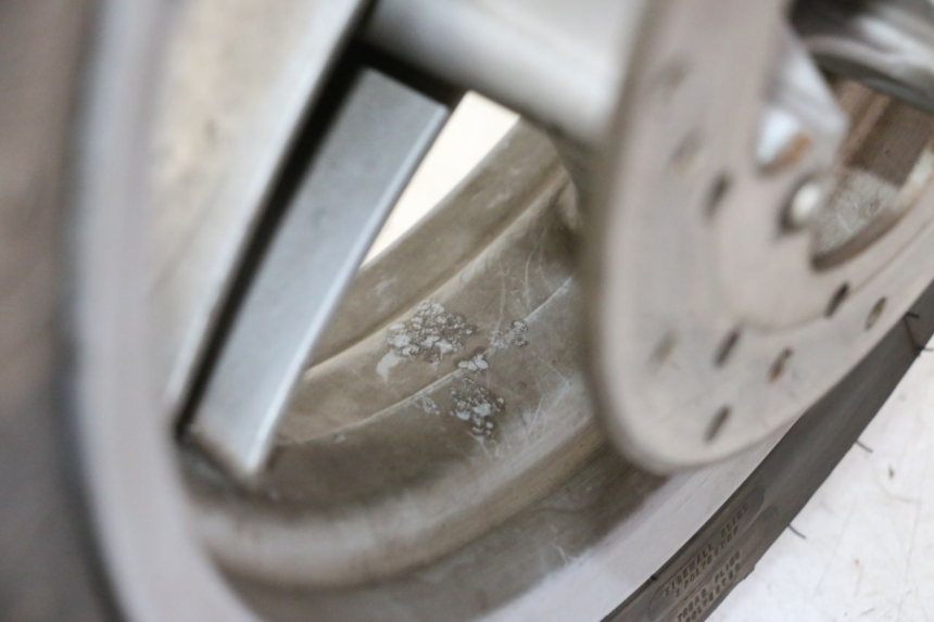 photo de LLANTA DELANTERA Y NEUMÁTICO PIAGGIO X9 EVOLUTION 125 (2003 - 2007) - Detalles de los puntos de fijación