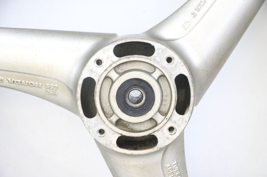 photo de LLANTA DELANTERA Y NEUMÁTICO HONDA XLV VARADERO 125 (2000 - 2006) - Enfoque en la estructura