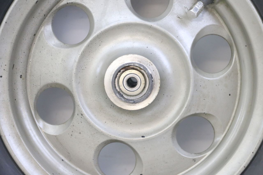 photo de LLANTA DELANTERA Y NEUMÁTICO YAMAHA BW'S NG NEXT GENERATION 50 (1996 - 2003) - Primer plano de alta resolución