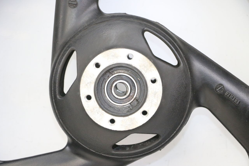 photo de LLANTA DELANTERA Y NEUMÁTICO YAMAHA FZS FAZER 600 (2001 - 2003) - Primer plano de alta resolución