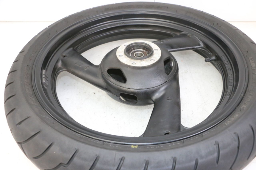 photo de LLANTA DELANTERA Y NEUMÁTICO YAMAHA FZS FAZER 600 (2001 - 2003) - Primer plano técnico