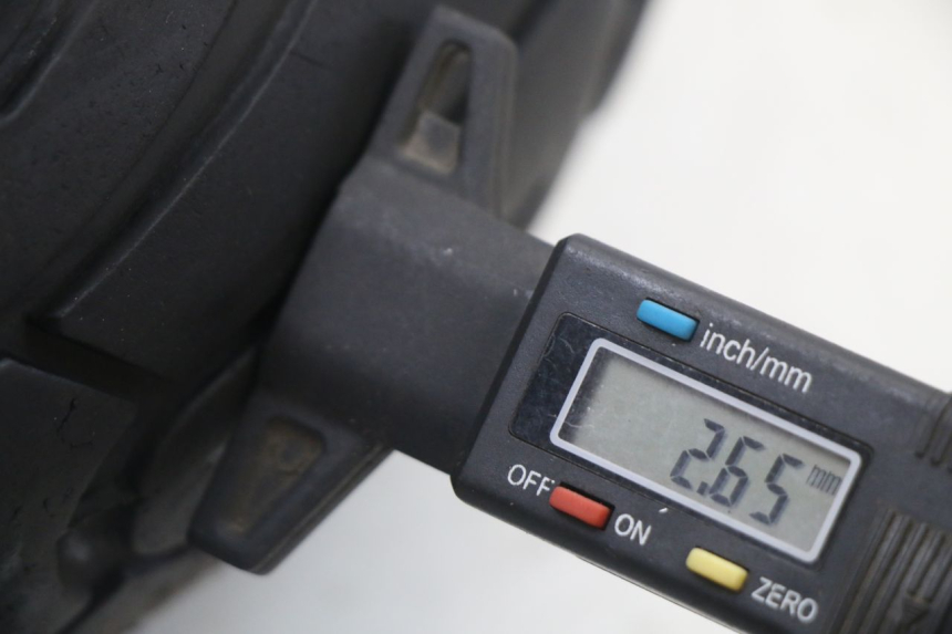 photo de LLANTA DELANTERA Y NEUMÁTICO YAMAHA NEOS NEO'S 4T 50 (2008 - 2016) - Primer plano de alta resolución