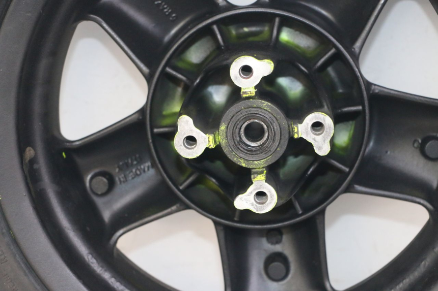 photo de LLANTA DELANTERA Y NEUMÁTICO YAMAHA YP MAJESTY 125 (2002 - 2006) - Características distintivas