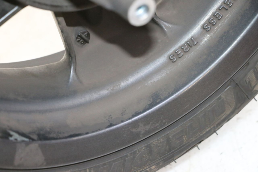 photo de LLANTA DELANTERA Y NEUMÁTICO YAMAHA YP MAJESTY 125 (2007 - 2010) - Primer plano técnico