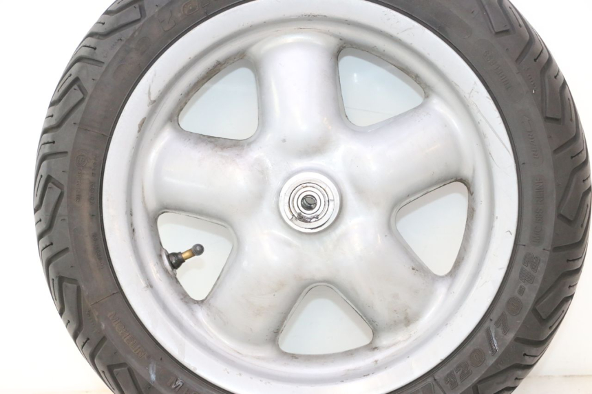 photo de LLANTA DELANTERA Y NEUMÁTICO YAMAHA YP MAJESTY 125 (1998 - 2001) - Primer plano de alta resolución