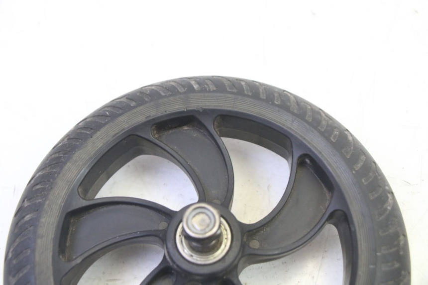 photo de LLANTA DELANTERA Y NEUMÁTICO MOOVWAY Z8 1 - Primer plano técnico
