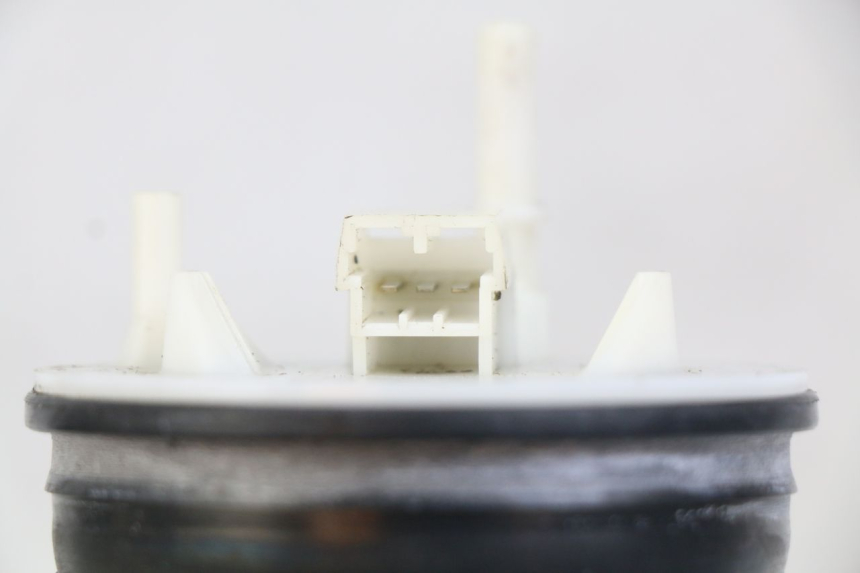 photo de INDICADOR DE NIVEL DE COMBUSTIBLE APRILIA ATLANTIC 125 (2003 - 2009) - Primer plano técnico