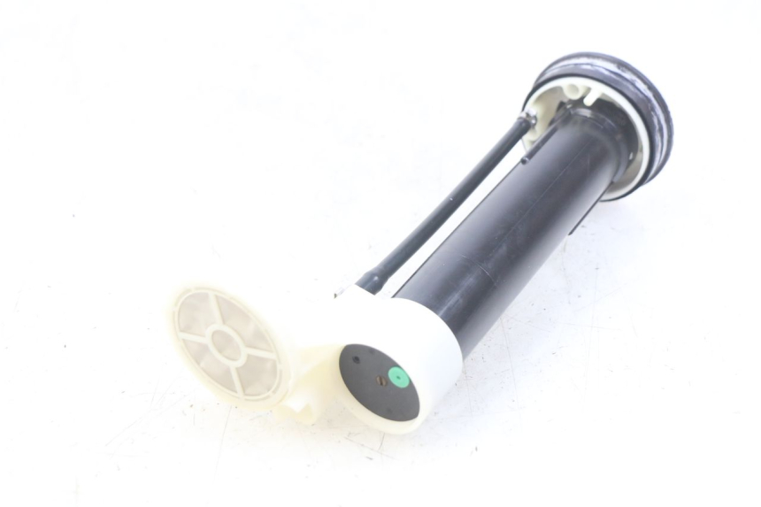 photo de INDICADOR DE NIVEL DE COMBUSTIBLE APRILIA ATLANTIC 125 (2003 - 2009) - Primer plano técnico