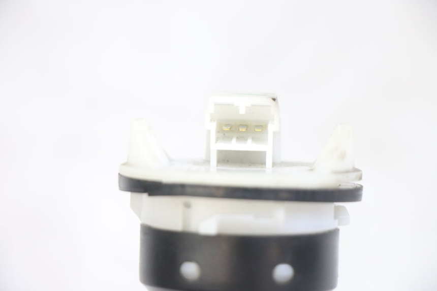 photo de INDICADOR DE NIVEL DE COMBUSTIBLE. PIAGGIO FLY 125 (2005 - 2012) - Otra perspectiva