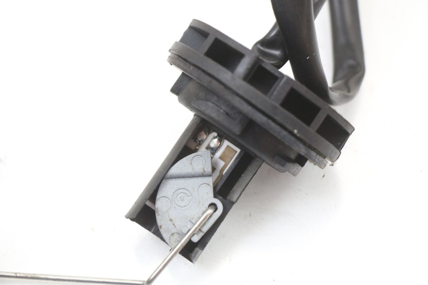 photo de DEPOSITO NIVEL SYM MIO 50 (2005 - 2010) - Detalle de la pieza