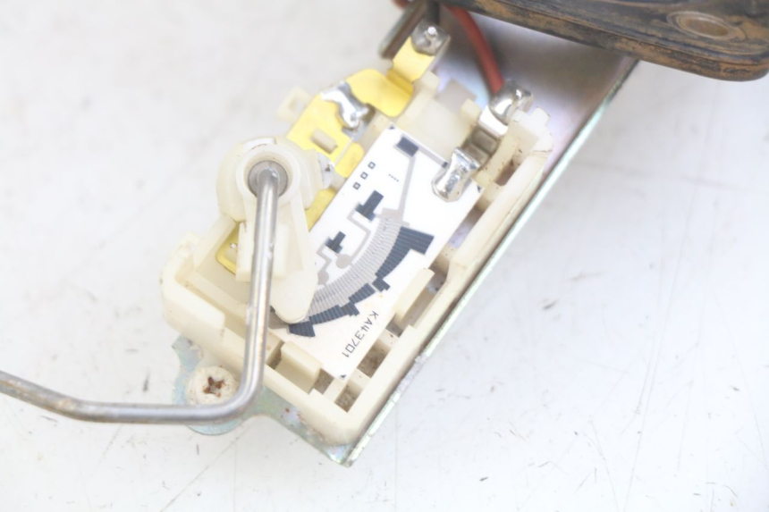 photo de INDICADOR DE NIVEL DE COMBUSTIBLE KAWASAKI Z 750 (2007 - 2013) - Estado de la superficie y material