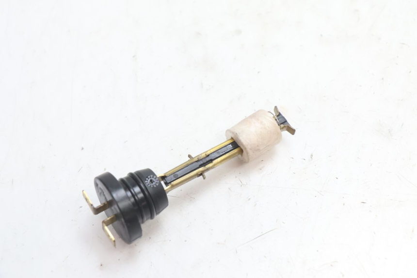 photo de INDICADOR DE NIVEL DE ACEITE MBK BOOSTER SPIRIT 50 (2004 - 2017) - Detalle de la pieza
