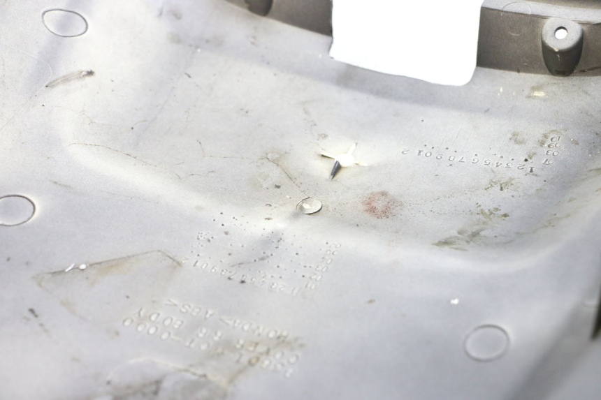 photo de CARENADO TRASERO CONEXION HONDA FJS SILVER WING SILVERWING 400 (2005 - 2008) - Primer plano técnico