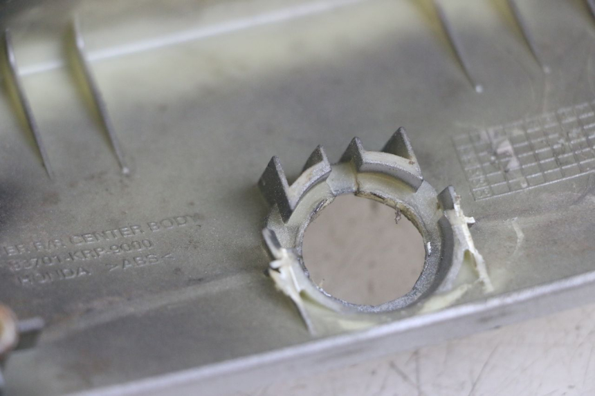 photo de UNIóN DE CARENADO TRASERO. HONDA SCV LEAD 100 (2003 - 2007) - Detalle de la pieza