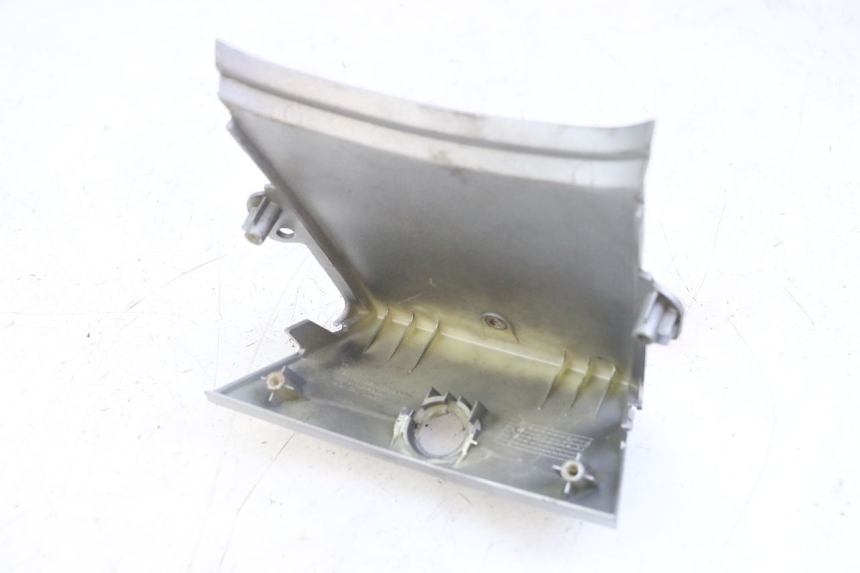 photo de UNIóN DE CARENADO TRASERO. HONDA SCV LEAD 100 (2003 - 2007) - Primer plano técnico