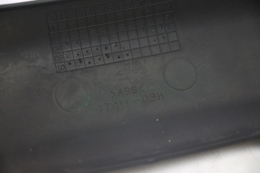 photo de JUNTA DE CARENADO TRASERO INFERIOR SUZUKI BURGMAN 125 (2007 - 2014) - Zoom sobre los componentes