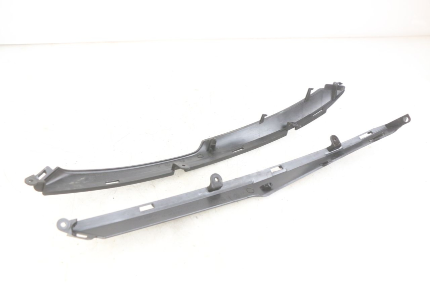 photo de JUNTA DE CARENADO TRASERO INFERIOR KYMCO DOWNTOWN ABS 125 (2015 - 2017) - Primer plano técnico