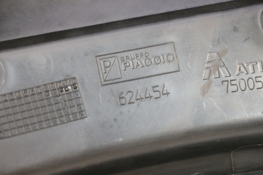 photo de JUNTA DE CARENADO TRASERO INFERIOR PIAGGIO MP3 125 (2006 - 2014) - Primer plano técnico