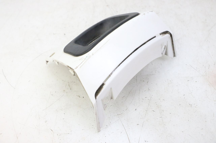 photo de UNIóN INFERIOR DEL CARENADO TRASERO. PEUGEOT SATELIS 125 (2010 - 2012) - Primer plano técnico