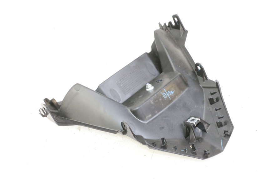 photo de CARENADO TRASERO CONEXION BAJO YAMAHA XMAX X-MAX 125 (2021 - 2025) - Primer plano técnico