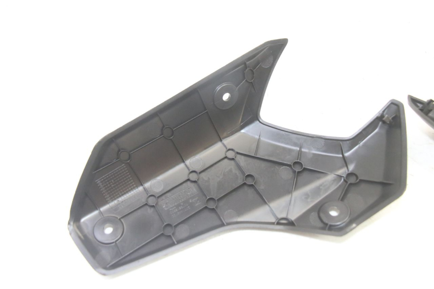 photo de JUNTA DE CARENAJE TRASERO PEUGEOT KISBEE 4T 50 (2018 - 2022) - Otra perspectiva