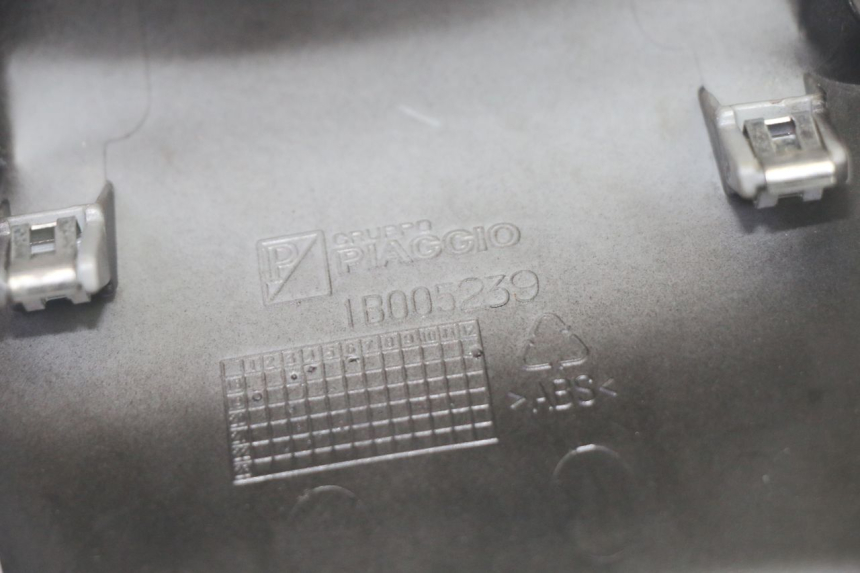 photo de CARENADO TRASERO CONEXION PIAGGIO MP3 HPE 350 (2018 - 2020) - Detalles de los puntos de fijación