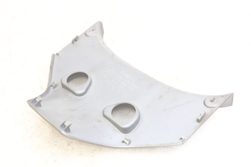 photo de JUNTA CARENADO TRASERO SUPERIOR KYMCO DOWNTOWN ABS 125 (2015 - 2017) - Primer plano técnico