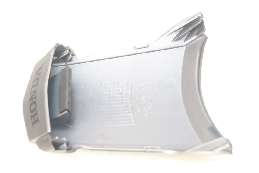 photo de UNIóN DE CARENADO TRASERO SUPERIOR HONDA FES PANTHEON 2T 125 (1998 - 2002) - Detalle de la pieza