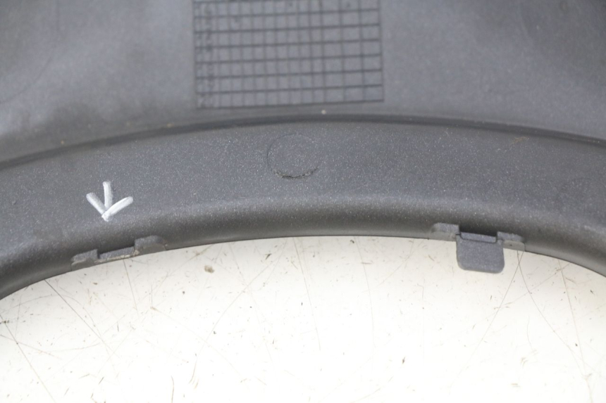 photo de JUNTA DE CARENADO TRASERO SUPERIOR HONDA FORZA 125 (2015 - 2016) - Primer plano técnico