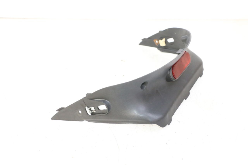 photo de CARENADO TRASERO CONEXION SUPERIOR DAELIM HISTORY 125 (2001 - 2002) - Primer plano técnico