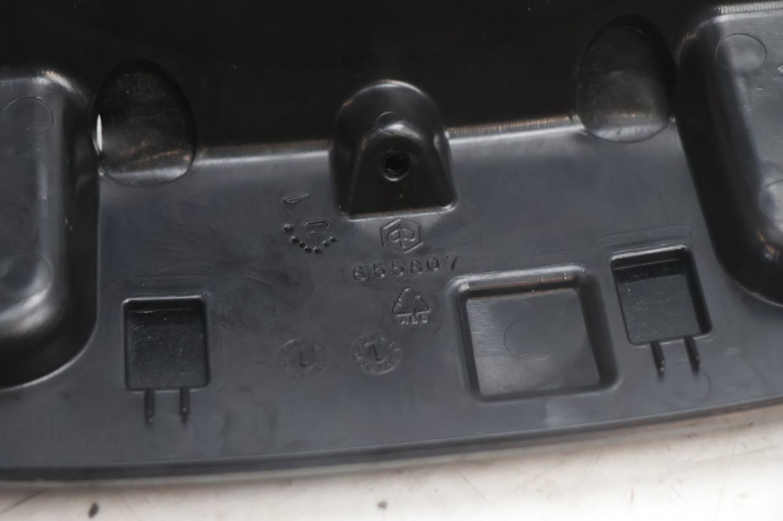photo de CARENADO TRASERO CONEXION SUPERIOR PIAGGIO MP3 500 (2011 - 2015) - Primer plano técnico