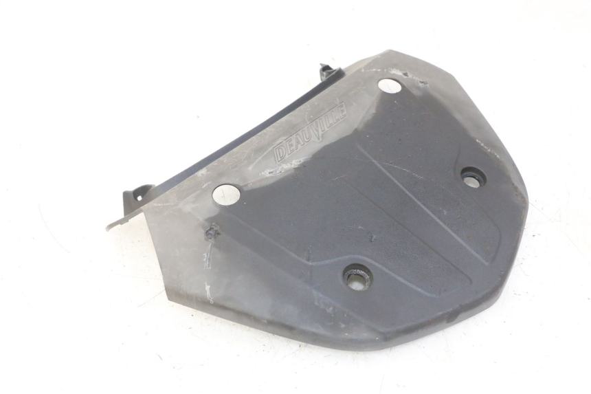 photo de CARENADO TRASERO CONEXION SUPERIOR HONDA NTV DEAUVILLE ABS 700 (2007 - 2016) - Primer plano técnico