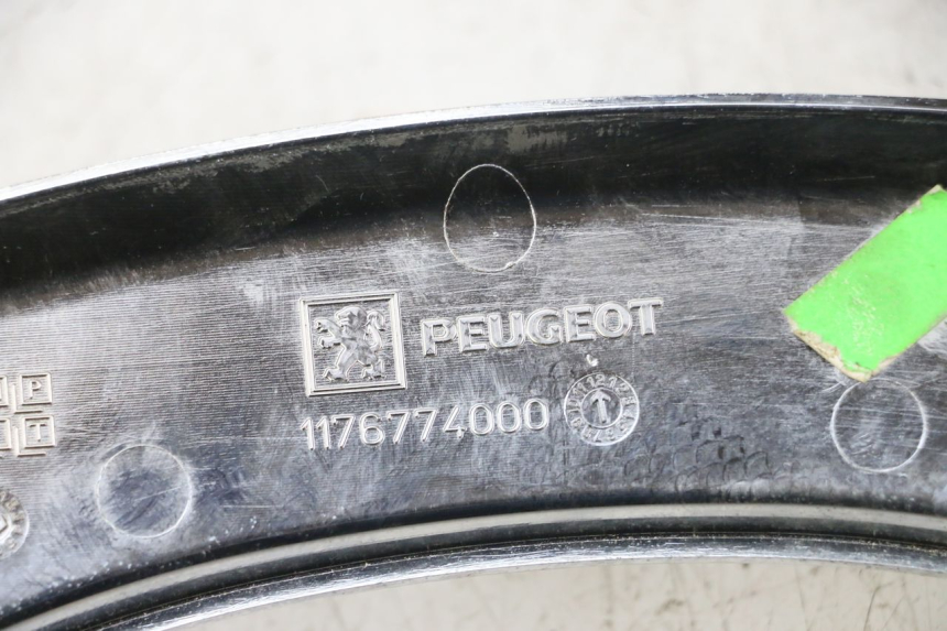 photo de CARENADO TRASERO CONEXION SUPERIOR PEUGEOT SATELIS 125 (2013 - 2018) - Otra perspectiva