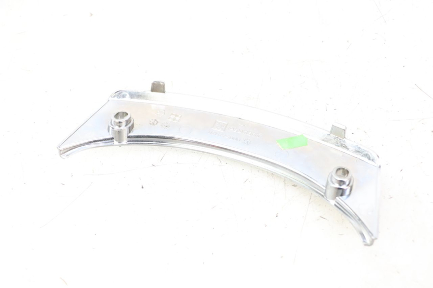 photo de CARENADO TRASERO CONEXION SUPERIOR PEUGEOT SATELIS 125 (2013 - 2018) - Primer plano técnico