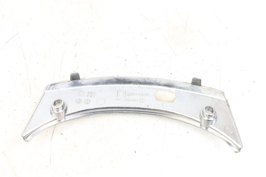 photo de JUNTA CARENADO TRASERO SUPERIOR PEUGEOT SATELIS 125 (2006 - 2009) - Otra perspectiva