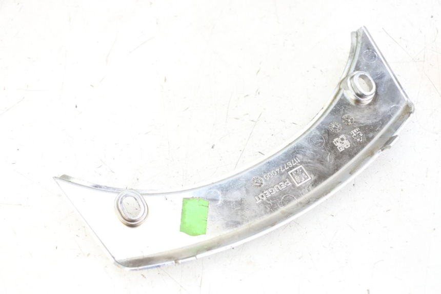 photo de CARENADO TRASERO CONEXION SUPERIOR PEUGEOT SATELIS 125 (2013 - 2018) - Primer plano técnico