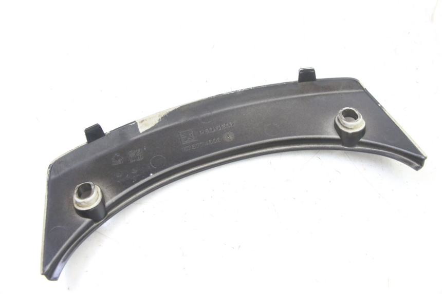 photo de CARENADO TRASERO CONEXION SUPERIOR PEUGEOT SATELIS 125 (2013 - 2018) - Detalles de los puntos de fijación