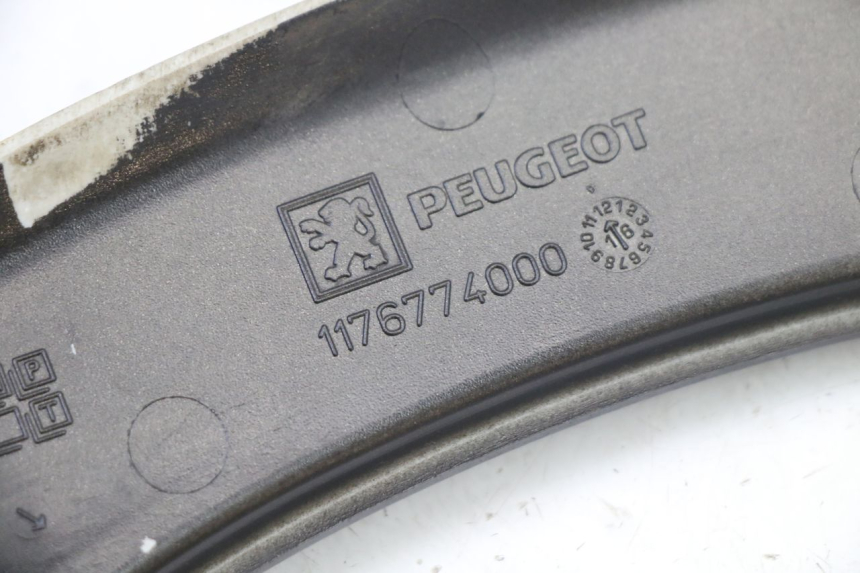 photo de CARENADO TRASERO CONEXION SUPERIOR PEUGEOT SATELIS 125 (2013 - 2018) - Estado de la superficie y material