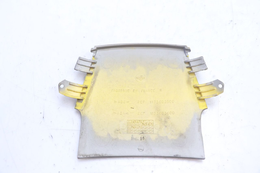 photo de CARENADO TRASERO CONEXION SUPERIOR PEUGEOT SPEEDFIGHT LC 50 (1996 - 2002) - Primer plano técnico