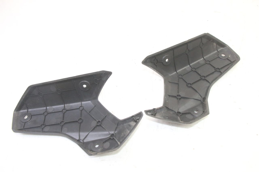 photo de CARENADO TRASERO CONEXION SUPERIOR PEUGEOT STREETZONE I 2T 50 (2018 - 2020) - Primer plano técnico