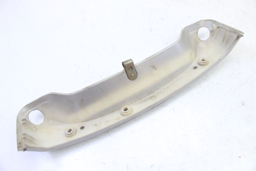 photo de CARENADO TRASERO CONEXION SUPERIOR PIAGGIO SUPER LX 125 (2000 - 2003) - Primer plano técnico