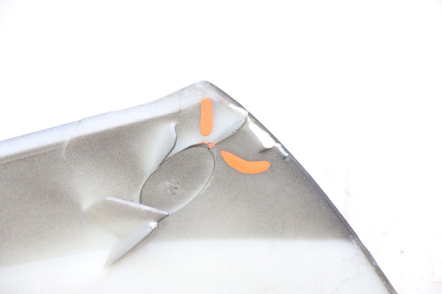 photo de JUNTA CARENADO TRASERO SUPERIOR APRILIA SXR 50 (2021 - 2023) - Primer plano técnico