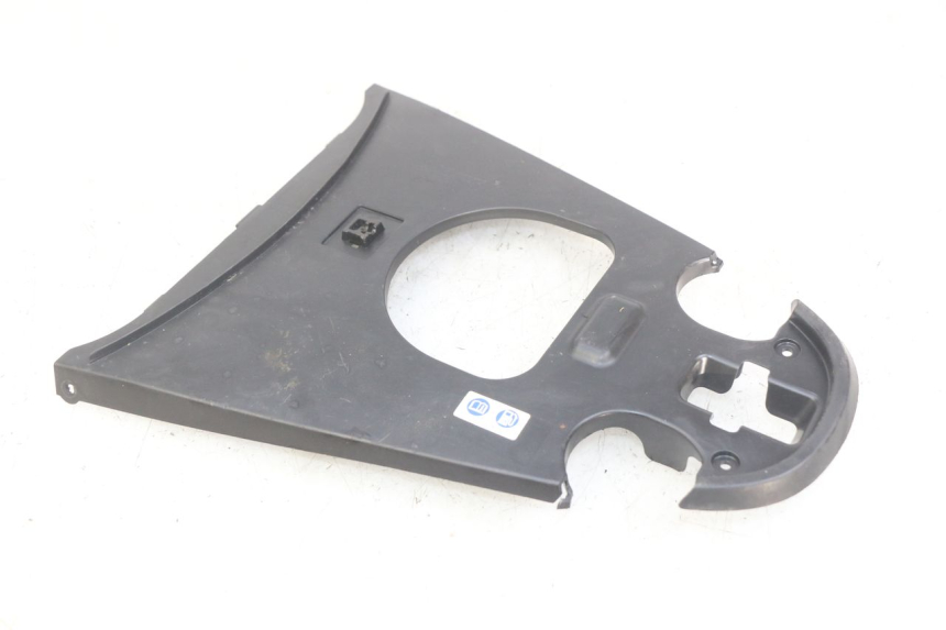 photo de JUNTA CARENADO TRASERO SUPERIOR HONDA VISION NSC R 50 (2013 - 2015) - Primer plano técnico