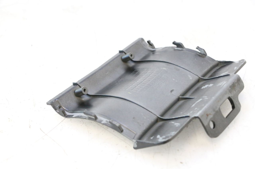 photo de CARENADO TRASERO CONEXION SUPERIOR DAELIM VJ ROADWIN 125 (2004 - 2007) - Primer plano técnico
