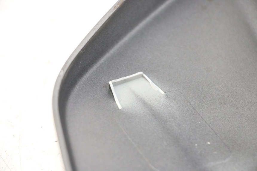 photo de JUNTA CARENADO TRASERO SUPERIOR PIAGGIO X10 125 (2012 - 2017) - Primer plano técnico