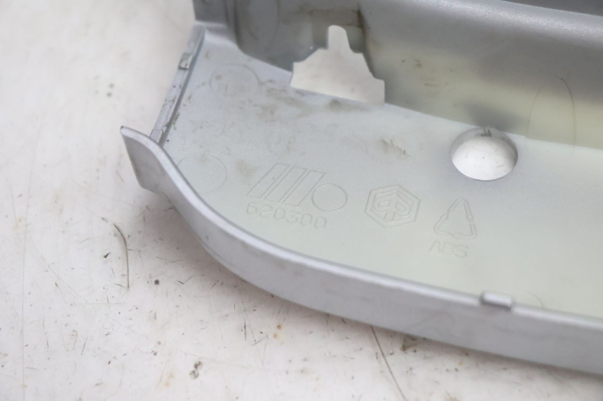 photo de CARENADO TRASERO CONEXION SUPERIOR PIAGGIO X8 STREET 125 (2006 - 2007) - Recambio usado revisado