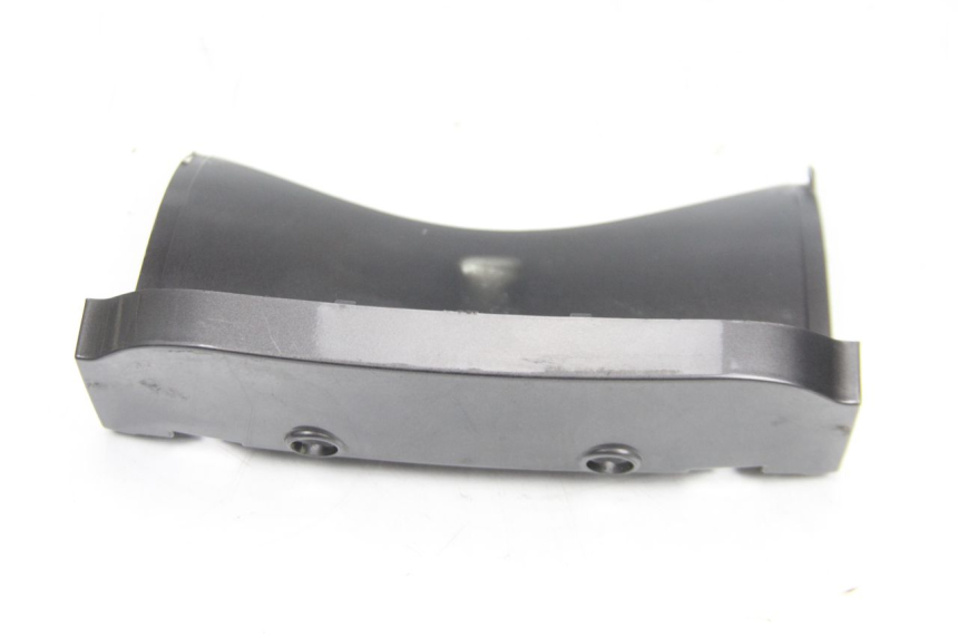 photo de CARENADO TRASERO CONEXION SUPERIOR PIAGGIO XEVO - X EVO 125 (2007 - 2017) - Primer plano técnico