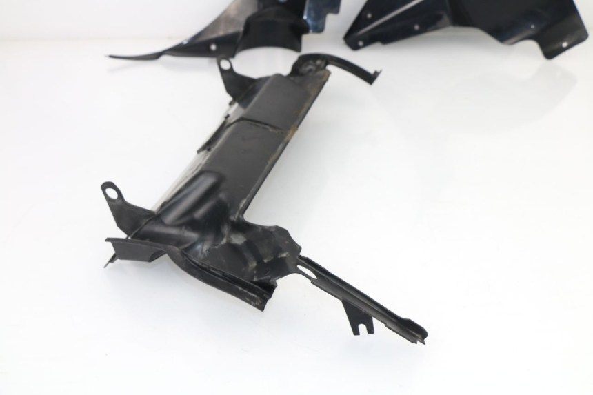 photo de JUNTA DE CARENAJE DELANTERO YAMAHA FJR ABS 1300 (2006 - 2012) - Estado de la superficie y material
